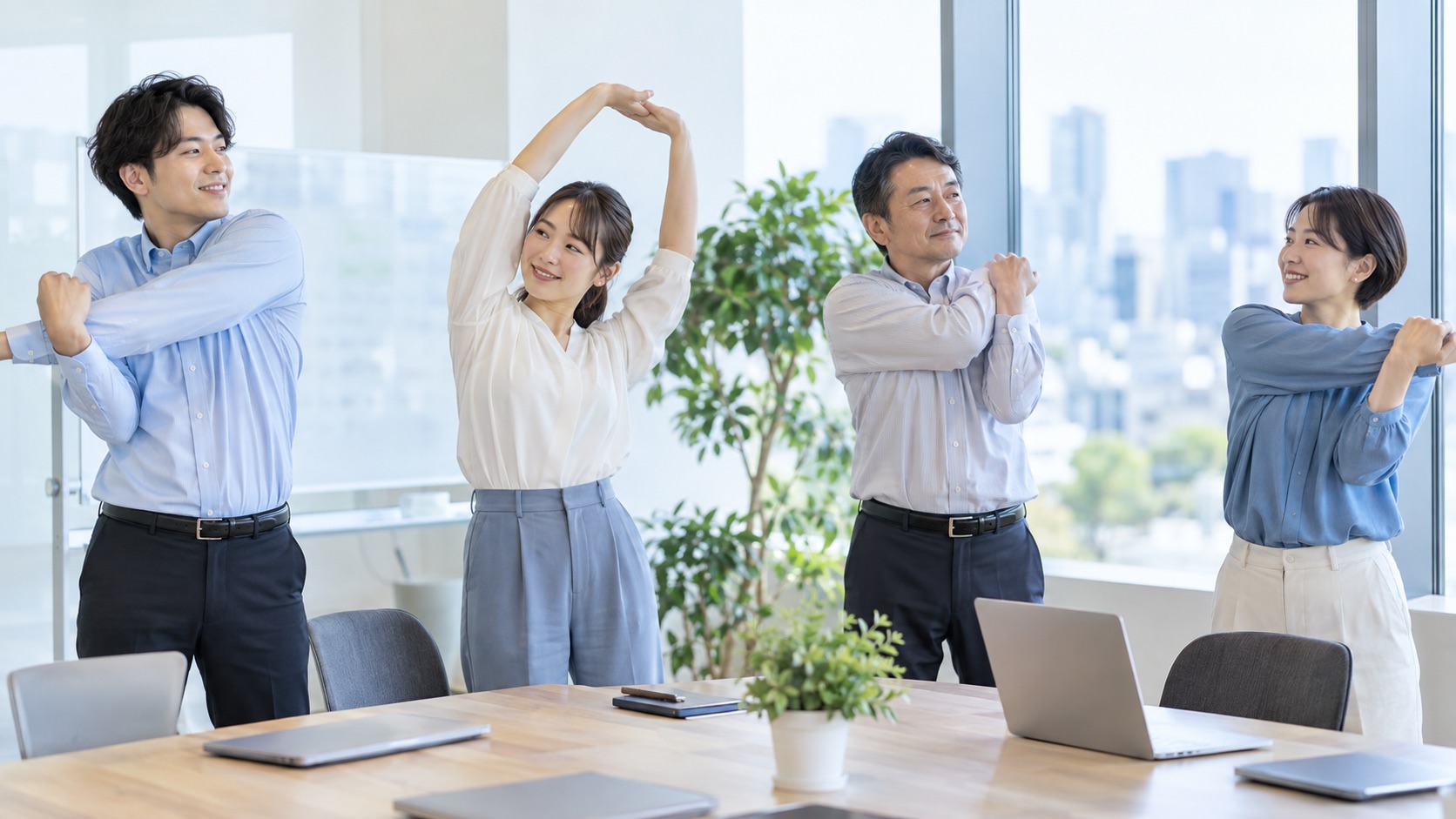 会議室で肩や背中を軽く伸ばす会社員の様子