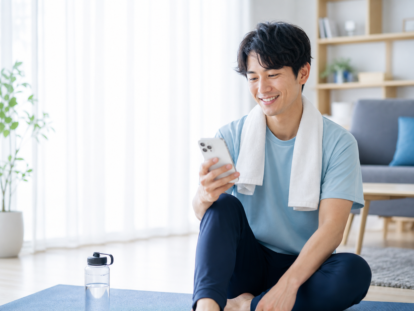 運動後にスマートフォンでエアトレを確認する一般ユーザー